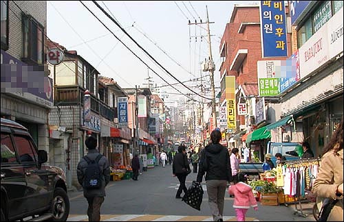 동네 소녀가 말했다. "여자애들 많이 데리고 오라고 그러고, 지나가면 신발 공짜로 준다고 막 들어오라고 그랬다.” 